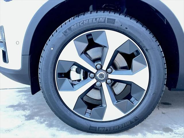 2026 Volvo XC40 Plus, B5 AWD Gas mild hybrid, Dark