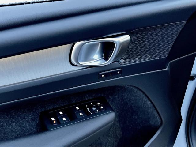 2026 Volvo XC40 Plus, B5 AWD Gas mild hybrid, Dark