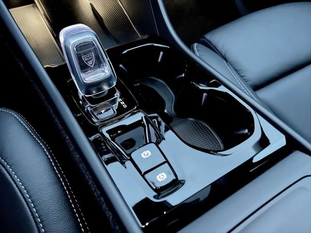 2026 Volvo XC40 Plus, B5 AWD Gas mild hybrid, Dark
