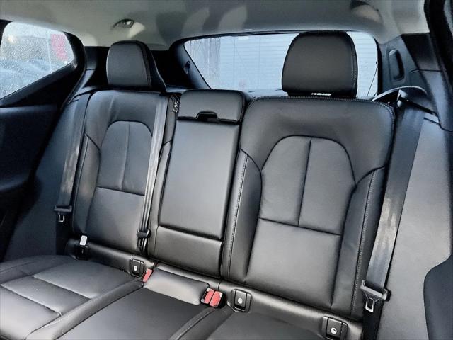 2026 Volvo XC40 Plus, B5 AWD Gas mild hybrid, Dark