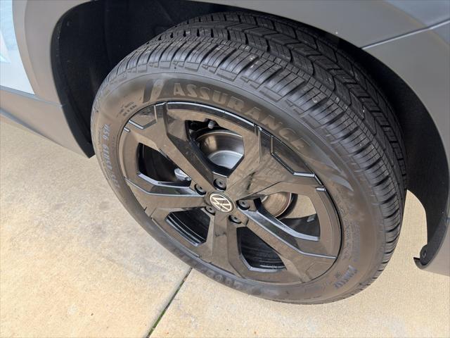 2026 Volkswagen Taos SE Black