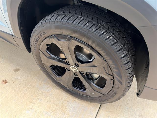 2026 Volkswagen Taos SE Black