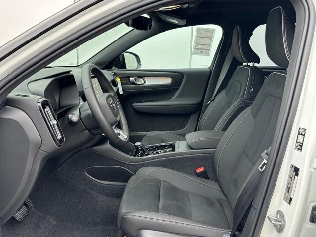 2026 Volvo XC40 B5 Ultra Black Edition