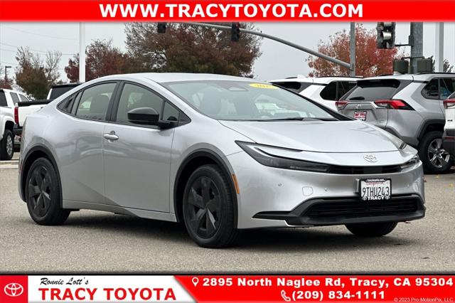 2025 Toyota Prius LE's photo