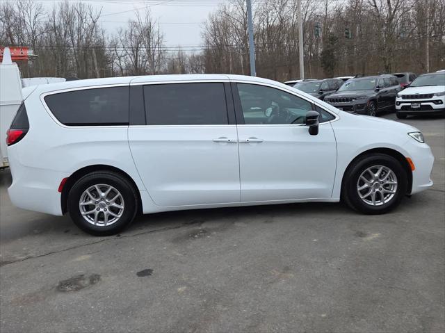 2025 Chrysler Pacifica Select