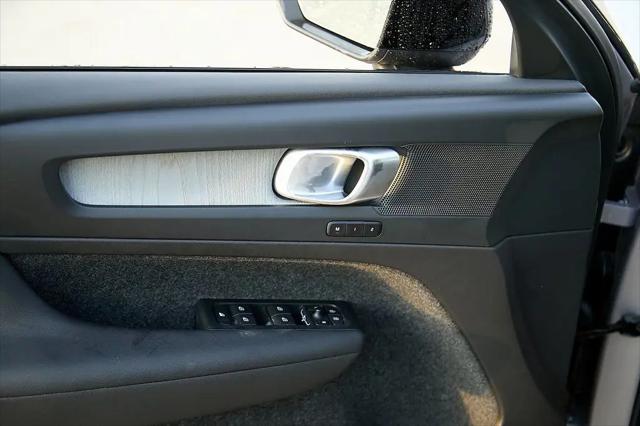 2026 Volvo XC40 Plus, B5 AWD Gas (mild hybrid), Dark