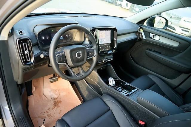 2026 Volvo XC40 Plus, B5 AWD Gas (mild hybrid), Dark