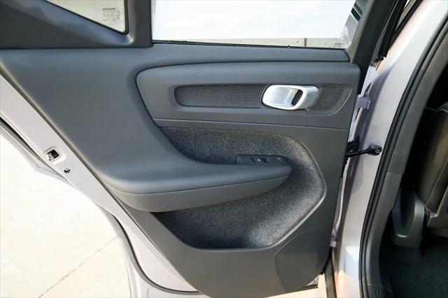 2026 Volvo XC40 Plus, B5 AWD Gas (mild hybrid), Dark
