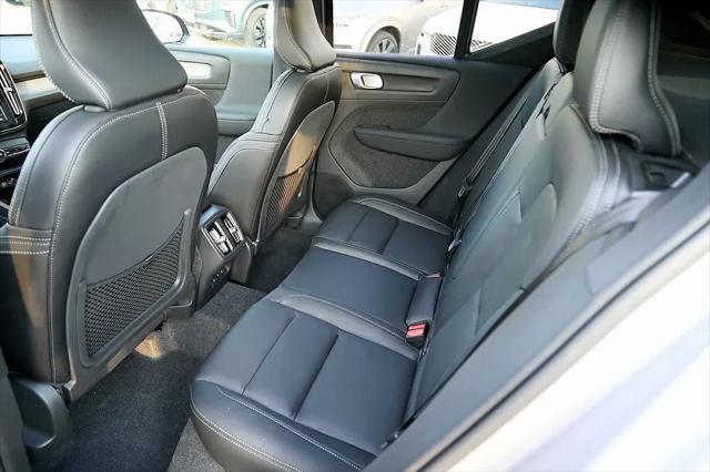 2026 Volvo XC40 Plus, B5 AWD Gas (mild hybrid), Dark