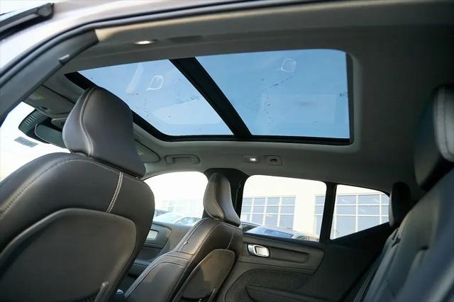 2026 Volvo XC40 Plus, B5 AWD Gas (mild hybrid), Dark