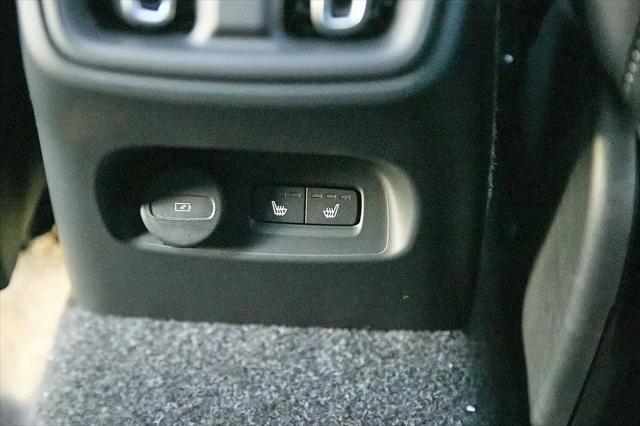 2026 Volvo XC40 Plus, B5 AWD Gas (mild hybrid), Dark