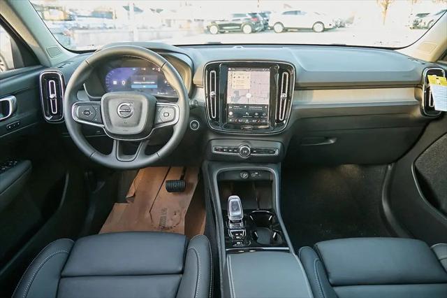 2026 Volvo XC40 Plus, B5 AWD Gas (mild hybrid), Dark