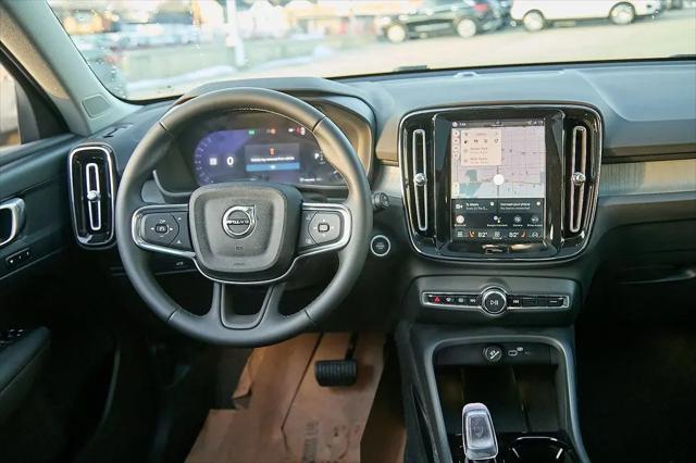 2026 Volvo XC40 Plus, B5 AWD Gas (mild hybrid), Dark
