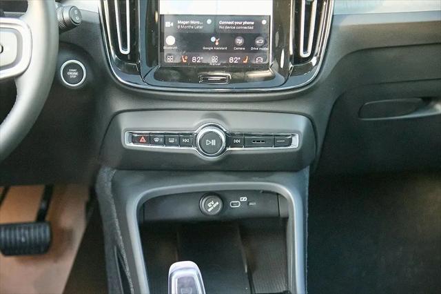 2026 Volvo XC40 Plus, B5 AWD Gas (mild hybrid), Dark