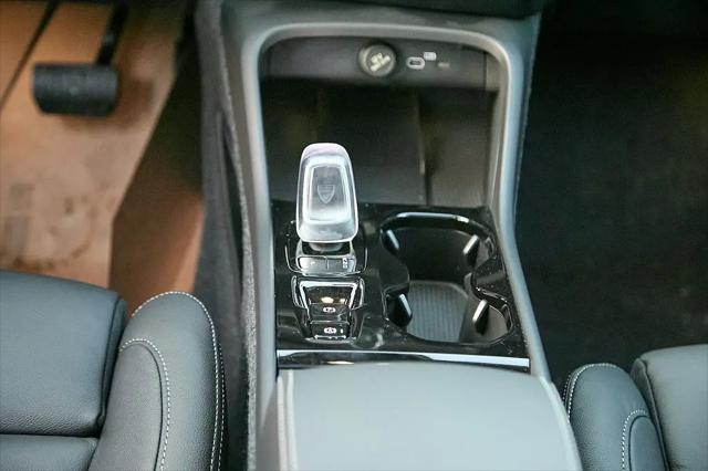 2026 Volvo XC40 Plus, B5 AWD Gas (mild hybrid), Dark