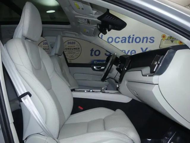 2024 Volvo XC60 Recharge T8 Ultimate Dark Theme