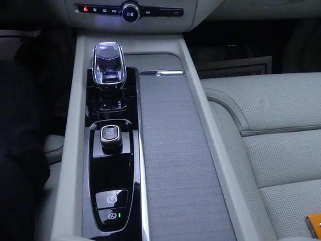 2024 Volvo XC60 Recharge T8 Ultimate Dark Theme