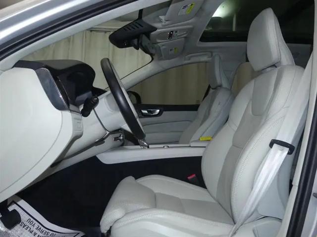 2024 Volvo XC60 Recharge T8 Ultimate Dark Theme