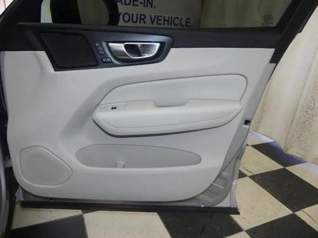 2024 Volvo XC60 Recharge T8 Ultimate Dark Theme