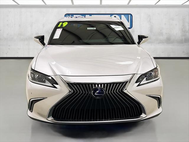 2019 Lexus ES 300h Luxury