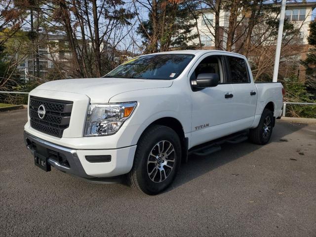 2024 Nissan TITAN Crew Cab SV 4x4