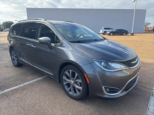 2017 Chrysler Pacifica Limited's photo