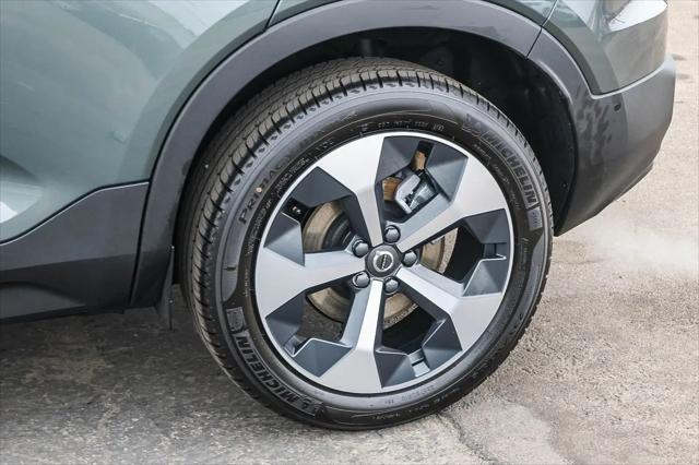 2026 Volvo XC40 Plus, B5 AWD Gas (mild hybrid), Dark