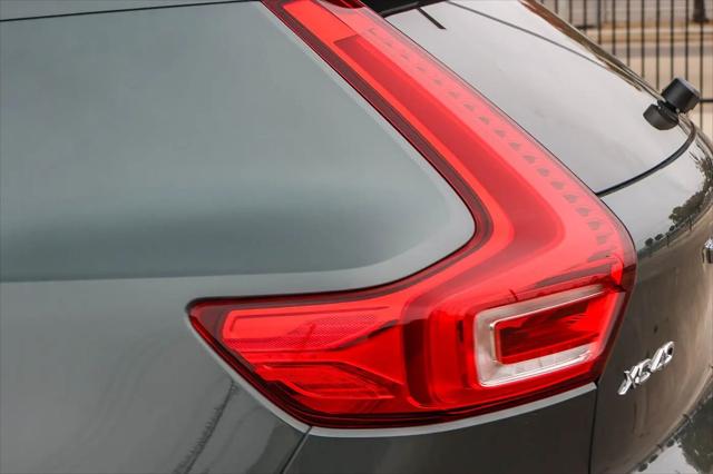 2026 Volvo XC40 Plus, B5 AWD Gas (mild hybrid), Dark