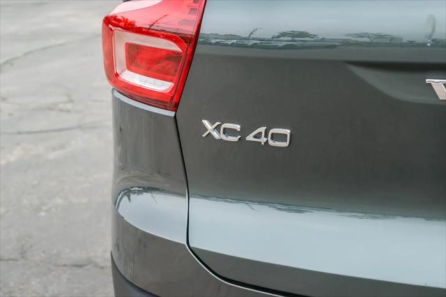 2026 Volvo XC40 Plus, B5 AWD Gas (mild hybrid), Dark