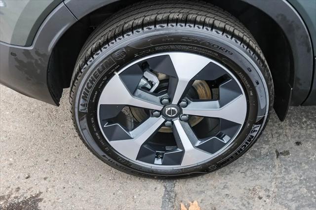 2026 Volvo XC40 Plus, B5 AWD Gas (mild hybrid), Dark