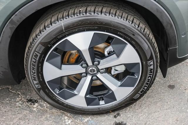 2026 Volvo XC40 Plus, B5 AWD Gas (mild hybrid), Dark