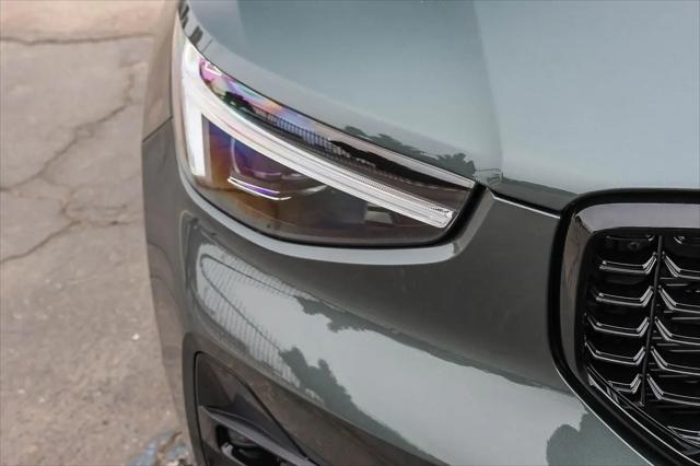 2026 Volvo XC40 Plus, B5 AWD Gas (mild hybrid), Dark