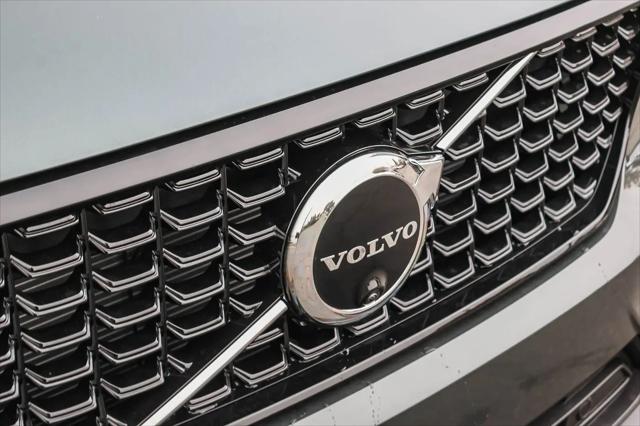 2026 Volvo XC40 Plus, B5 AWD Gas (mild hybrid), Dark