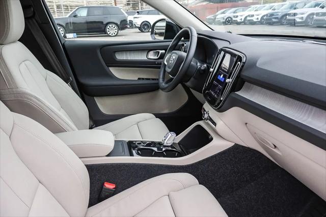 2026 Volvo XC40 Plus, B5 AWD Gas (mild hybrid), Dark