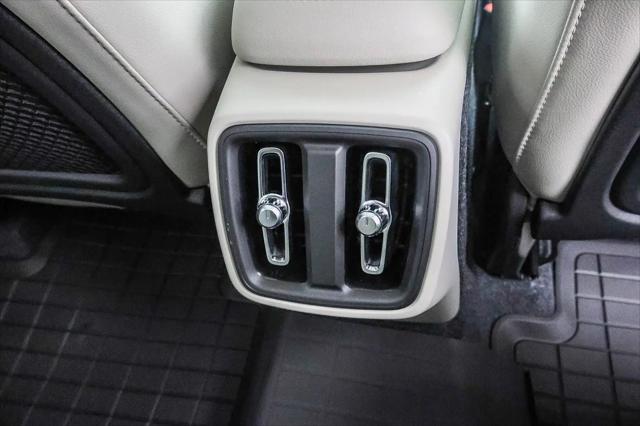 2026 Volvo XC40 Plus, B5 AWD Gas (mild hybrid), Dark