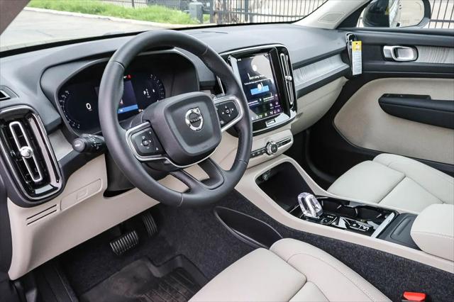 2026 Volvo XC40 Plus, B5 AWD Gas (mild hybrid), Dark