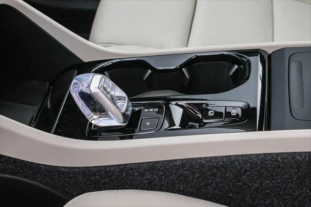 2026 Volvo XC40 Plus, B5 AWD Gas (mild hybrid), Dark