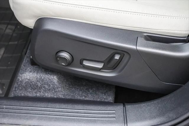 2026 Volvo XC40 Plus, B5 AWD Gas (mild hybrid), Dark