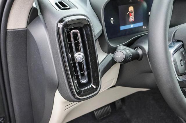 2026 Volvo XC40 Plus, B5 AWD Gas (mild hybrid), Dark