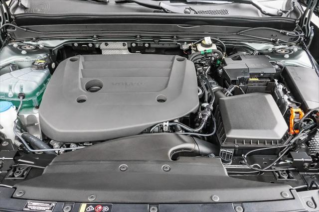 2026 Volvo XC40 Plus, B5 AWD Gas (mild hybrid), Dark