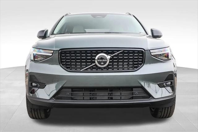 2026 Volvo XC40 Plus, B5 AWD Gas (mild hybrid), Dark
