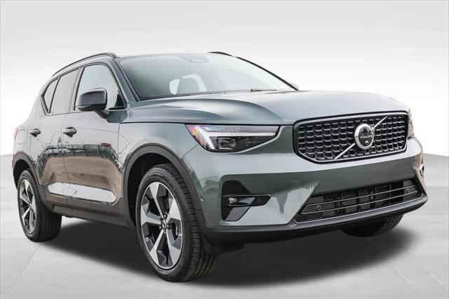 2026 Volvo XC40 Plus, B5 AWD Gas (mild hybrid), Dark