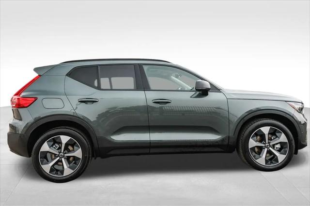 2026 Volvo XC40 Plus, B5 AWD Gas (mild hybrid), Dark