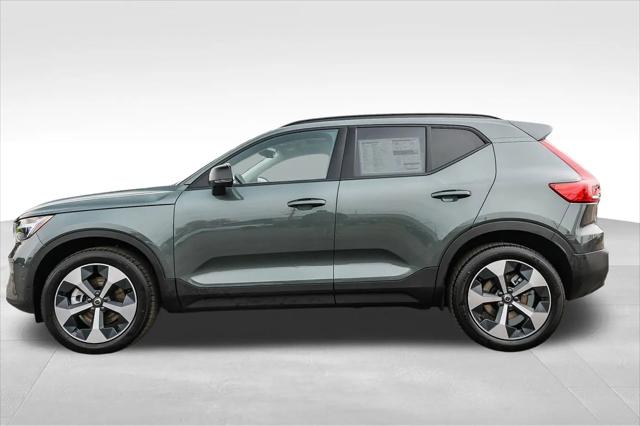 2026 Volvo XC40 Plus, B5 AWD Gas (mild hybrid), Dark
