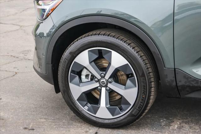 2026 Volvo XC40 Plus, B5 AWD Gas (mild hybrid), Dark