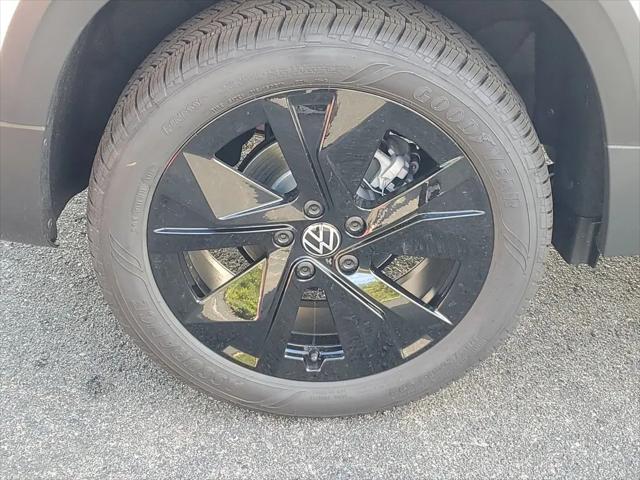 2026 Volkswagen Taos SE Black