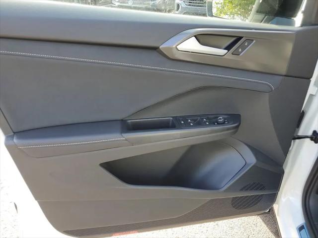 2026 Volkswagen Taos SE Black
