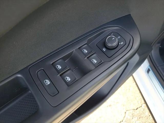 2026 Volkswagen Taos SE Black