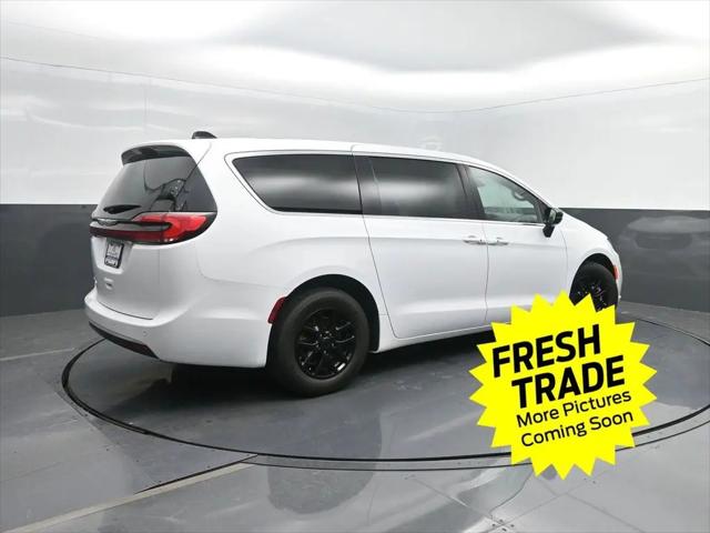 2025 Chrysler Pacifica Select for sale in Charles City, IA