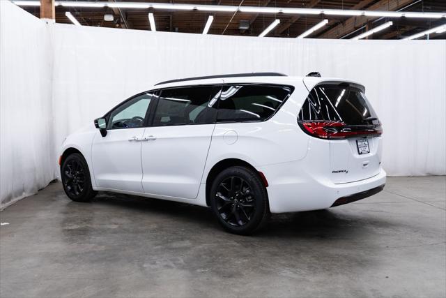 2026 Chrysler Pacifica Select AWD